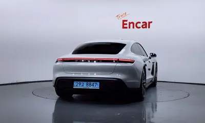 Porsche Taycan 2022, 68601 км, за 58344.71 USD
