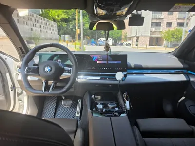 BMW 5-Series 2025, 17000 км, за 42530.44 USD - фото 7