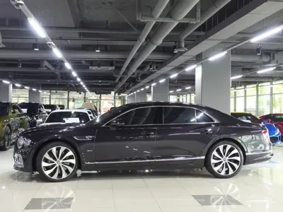 Bentley Flying Spur 2023, 27400 км, за 155700.41 USD