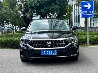 Volkswagen Passat 2022, 81000 км, за 12849.55 USD