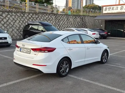 Hyundai Avante 2016, 171000 км, за 4553.74 USD