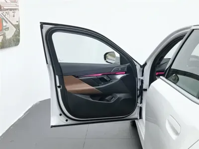 BMW 5 Series 2025, 16400 км, за 38669.06 USD - фото 8