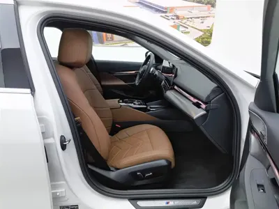 BMW 5 Series 2025, 16400 км, за 38669.06 USD - фото 23