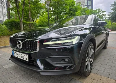 Volvo V60 2021, 54573 км, за 16647.17 USD