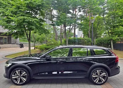 Volvo V60 2021, 54573 км, за 16647.17 USD
