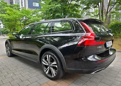 Volvo V60 2021, 54573 км, за 16647.17 USD