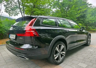 Volvo V60 2021, 54573 км, за 16647.17 USD - фото 6