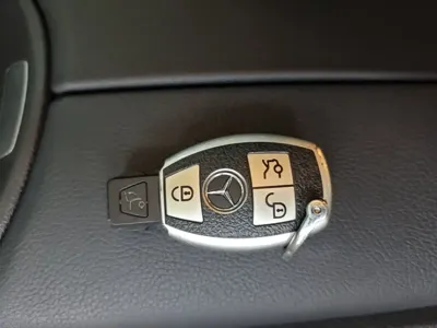 Mercedes-Benz V-Class 2022, 28700 км, за 35652.63 USD - фото 9