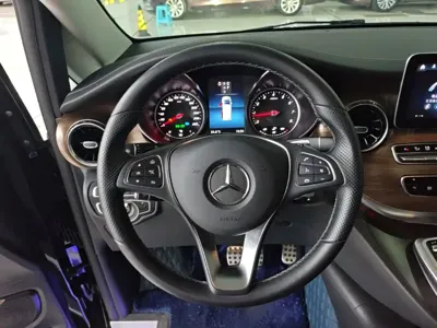 Mercedes-Benz V-Class 2022, 28700 км, за 35652.63 USD - фото 11