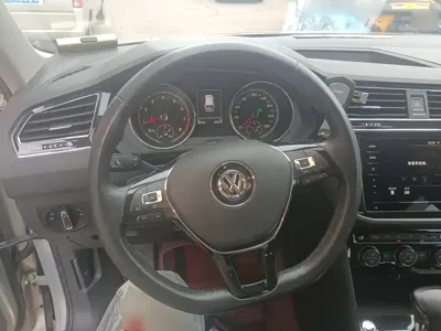 Volkswagen Tiguan L 2020, 56700 км, за 12153.97 USD - фото 11