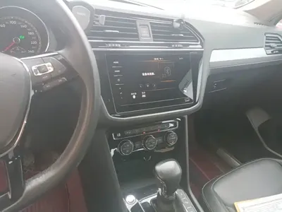 Volkswagen Tiguan L 2020, 56700 км, за 12153.97 USD - фото 13