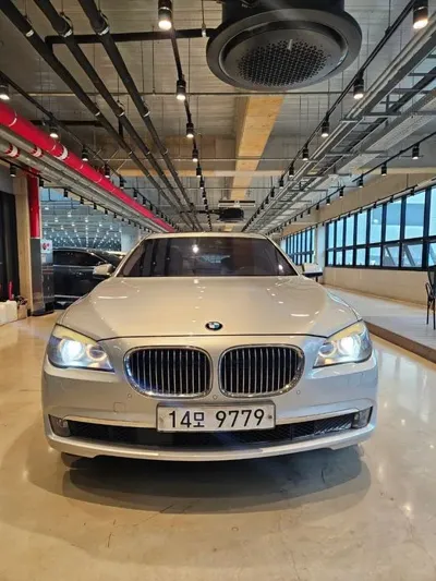 BMW 7-Series · 2012 год