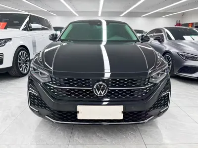 Volkswagen Passat 2023, 40000 км, за 18033.18 USD