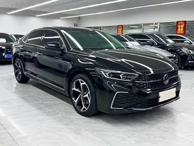 Volkswagen Passat 2023, 40000 км, за 18033.18 USD