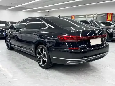 Volkswagen Passat 2023, 40000 км, за 18033.18 USD