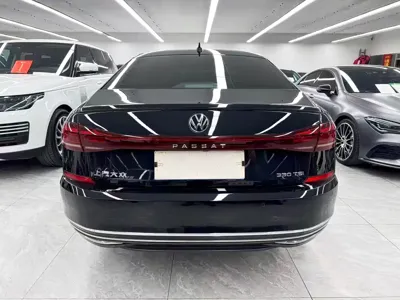 Volkswagen Passat 2023, 40000 км, за 18033.18 USD