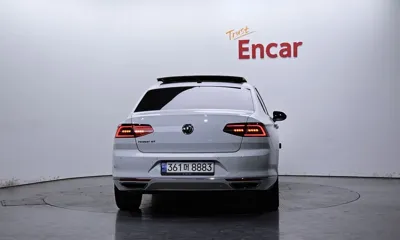 Volkswagen Passat 2018, 115795 км, за 10994.02 USD