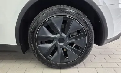 Tesla Model Y 2024, 32184 км, за 26587.78 USD - фото 21