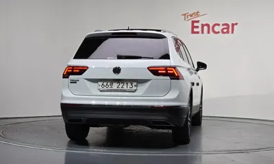 Volkswagen Tiguan 2018, 121821 км, за 12611.32 USD - фото 4