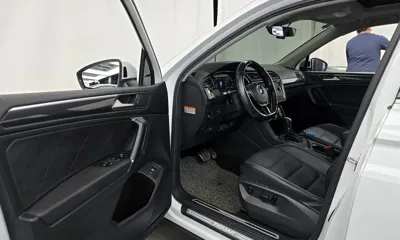 Volkswagen Tiguan 2018, 121821 км, за 12611.32 USD - фото 10