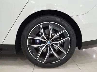 BMW 5-Series 2025, 7113 км, за 42912.01 USD - фото 6