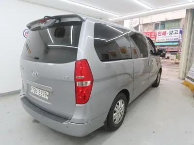 Hyundai Starex 2017, 200000 км, за 4957.7 USD