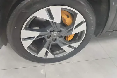 Audi e-tron 2019, 64200 км, за 23165 USD - фото 10