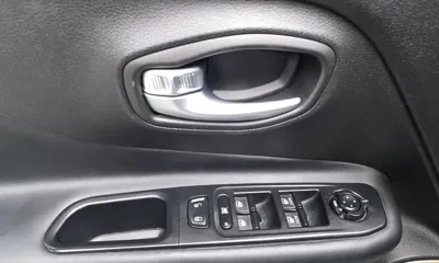 Jeep Renegade 2017, 63271 км, за 7351.98 USD - фото 27