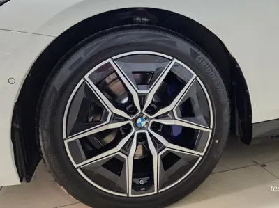 BMW 5-Series 2024, 14000 км, за 36724.3 USD - фото 9