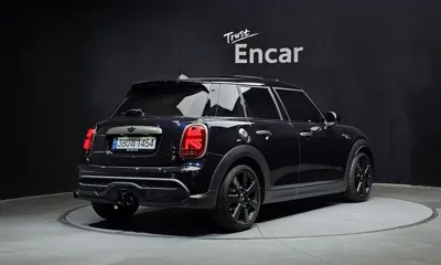 MINI Cooper 2023, 24350 км, за 15633.2 USD