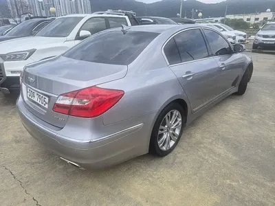 Hyundai Genesis 2012, 167601 км, за 3569.54 USD