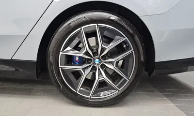 BMW 5-Series 2024, 7636 км, за 41539.35 USD - фото 21