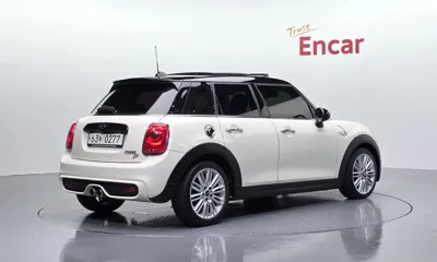 MINI Cooper 2016, 63039 км, за 8527.24 USD
