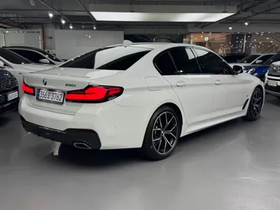 BMW 5-Series 2023, 27360 км, за 28602.99 USD