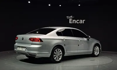 Volkswagen Passat 2018, 48714 км, за 11916.39 USD