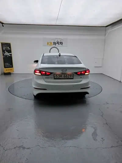 Hyundai Avante 2018, 187179 км, за 4680.49 USD