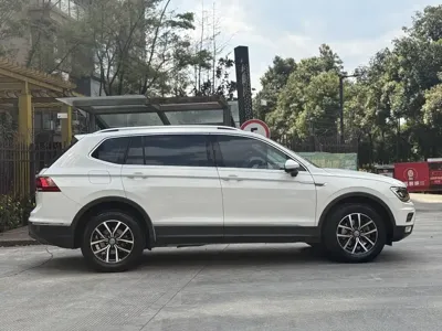 Volkswagen Tiguan L 2018, 94700 км, за 10270.55 USD