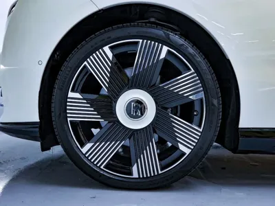 Rolls-Royce Spectre 2024, 5761 км, за 377677.78 USD