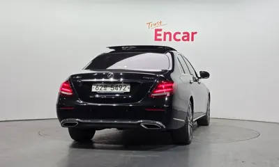 Mercedes-Benz E-Class 2019, 106106 км, за 18520.44 USD