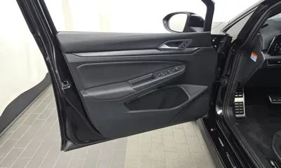 Volkswagen Golf 2022, 51677 км, за 21368.09 USD - фото 24