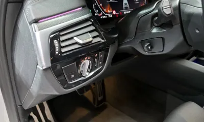 BMW 5-Series 2023, 50754 км, за 25330.46 USD - фото 33