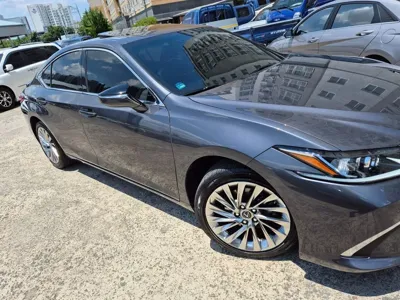 Lexus ES · 2023 год