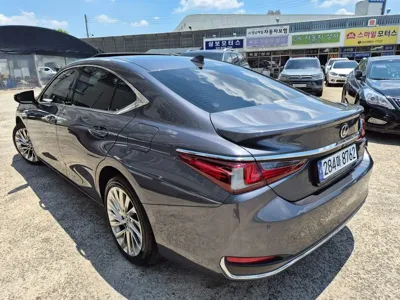 Lexus ES 2023, 110169 км, за 27569.91 USD