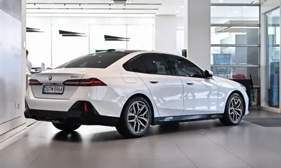 BMW 5-Series 2025, 7028 км, за 40042.01 USD