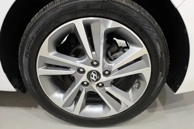 Hyundai Avante 2018, 129000 км, за 5720.6 USD