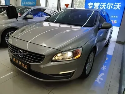 Volvo V60 · 2015 год