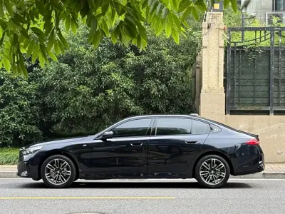 BMW 5 Series 2025, 5000 км, за 44878.47 USD