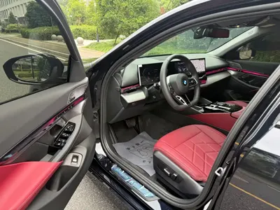BMW 5 Series 2025, 5000 км, за 44878.47 USD