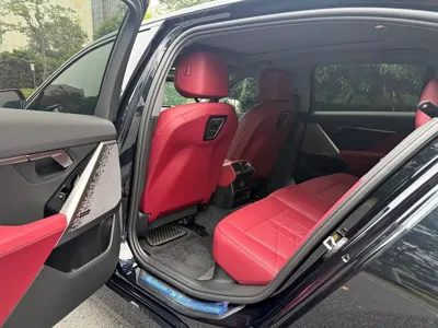 BMW 5 Series 2025, 5000 км, за 44878.47 USD - фото 7