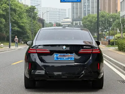 BMW 5 Series 2025, 5000 км, за 44878.47 USD - фото 8